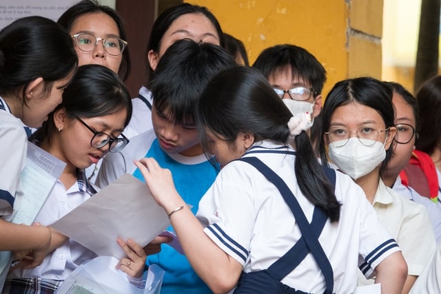 Xong môn tiếng Anh thi lớp 10, thí sinh TP.HCM chắc nịch: 'Không 10 hơi phí!' - Ảnh 2.