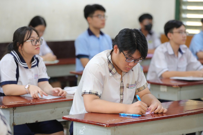 Thi lớp 10 ở TP HCM: Thí sinh làm bài thi môn ngoại ngữ, đón xem gợi ý giải đề  - Ảnh 2.