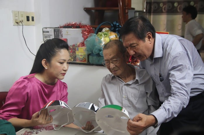 Lãnh đạo thành phố thăm NSND Đinh Bằng Phi và NSND Thanh Tuấn- Ảnh 2.