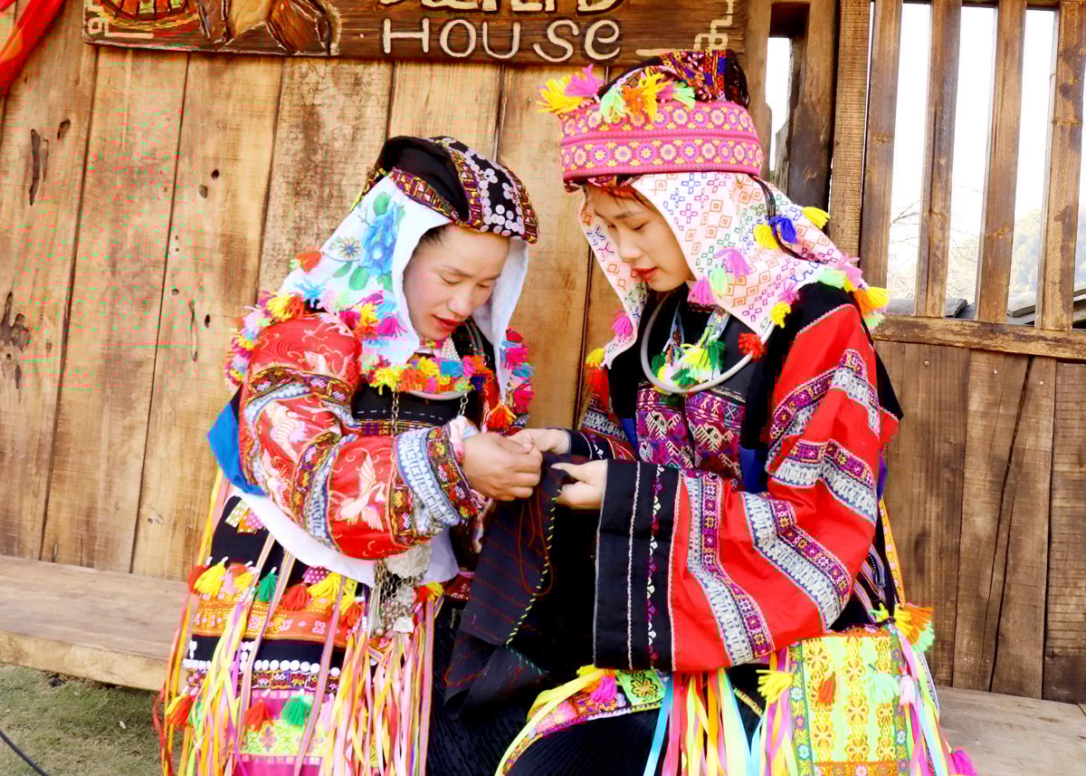 Les habitants du village de Lo Lo Chai, commune de Lung Cu, préservent l'artisanat traditionnel de la broderie de costumes.