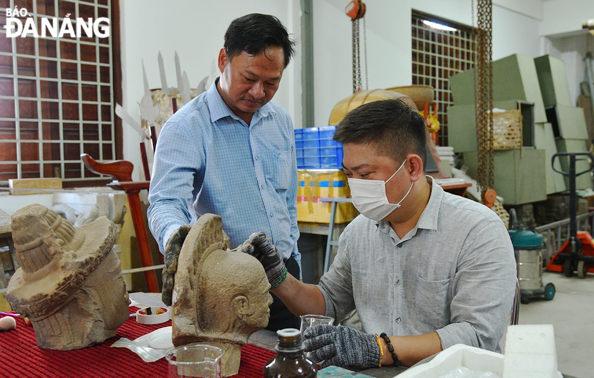 Cán bộ Bảo tàng Điêu khắc Chăm thực hiện công tác bảo quản, chống ẩm mốc hiện vật.