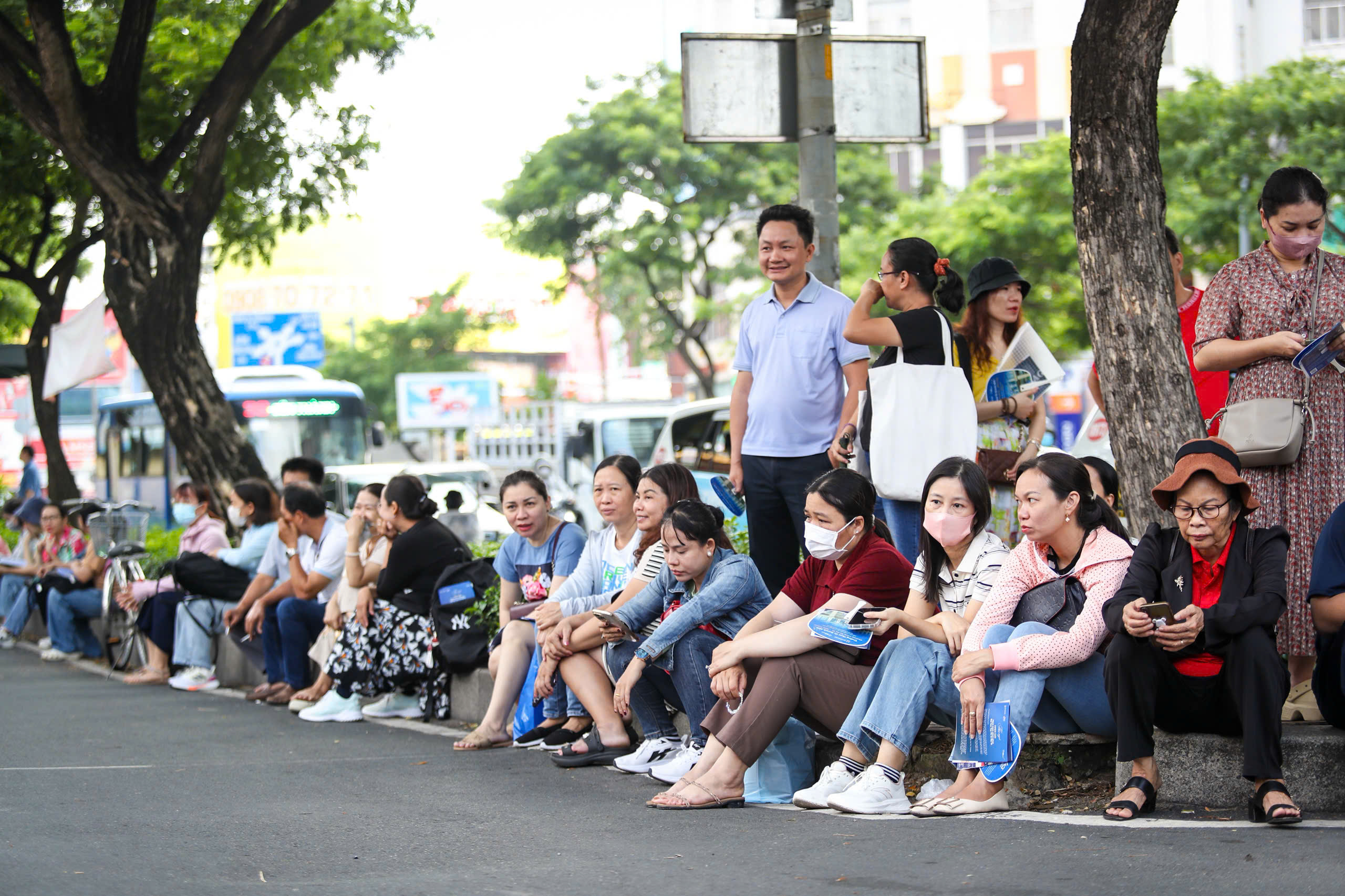 Những hình ảnh đầy cảm xúc, học sinh TP.HCM chính thức thi lớp 10 chương trình mới - Ảnh 16.