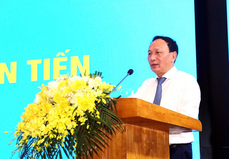 El subsecretario permanente del Comité Provincial del Partido, Tran Hai Chau, habló en la conferencia.