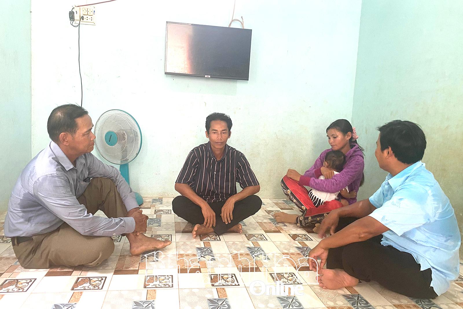 Ông Cao Thanh Liễu - Trưởng thôn Suối Lau 2 ( bìa trái) và ông Mang Tính - Trưởng thôn Suối Lau 1 chia sẽ niềm vui với gia đình anh Cao Nguyên - Thôn Suối Lau 2, xã Suối Cát, huyện Cam Lâm.