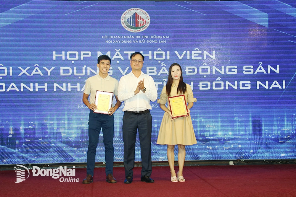 Kết nạp hội viên mới vào Hội Doanh nhân trẻ Đồng Nai. Ảnh: Vương Thế