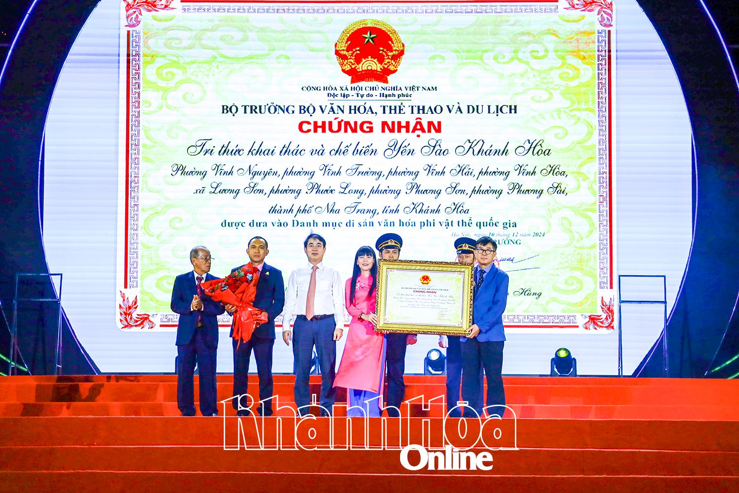 Đồng chí Nghiêm Xuân Thành - Ủy viên Trung ương Đảng, Bí thư Tỉnh ủy cùng đại diện Hội đồng Di sản văn hóa quốc gia trao bằng chứng nhận Tri thức khai thác, chế biến yến sào cho đại diện Công ty Yến sào Khánh Hòa và cộng đồng dân cư.