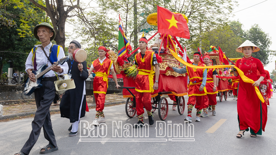 ពិធីដង្ហែក្បួនដង្ហែក្នុងពិធីបុណ្យប្រពៃណីរបស់ភូមិ Van Diem ក្រុង Lam (Y Yen)។