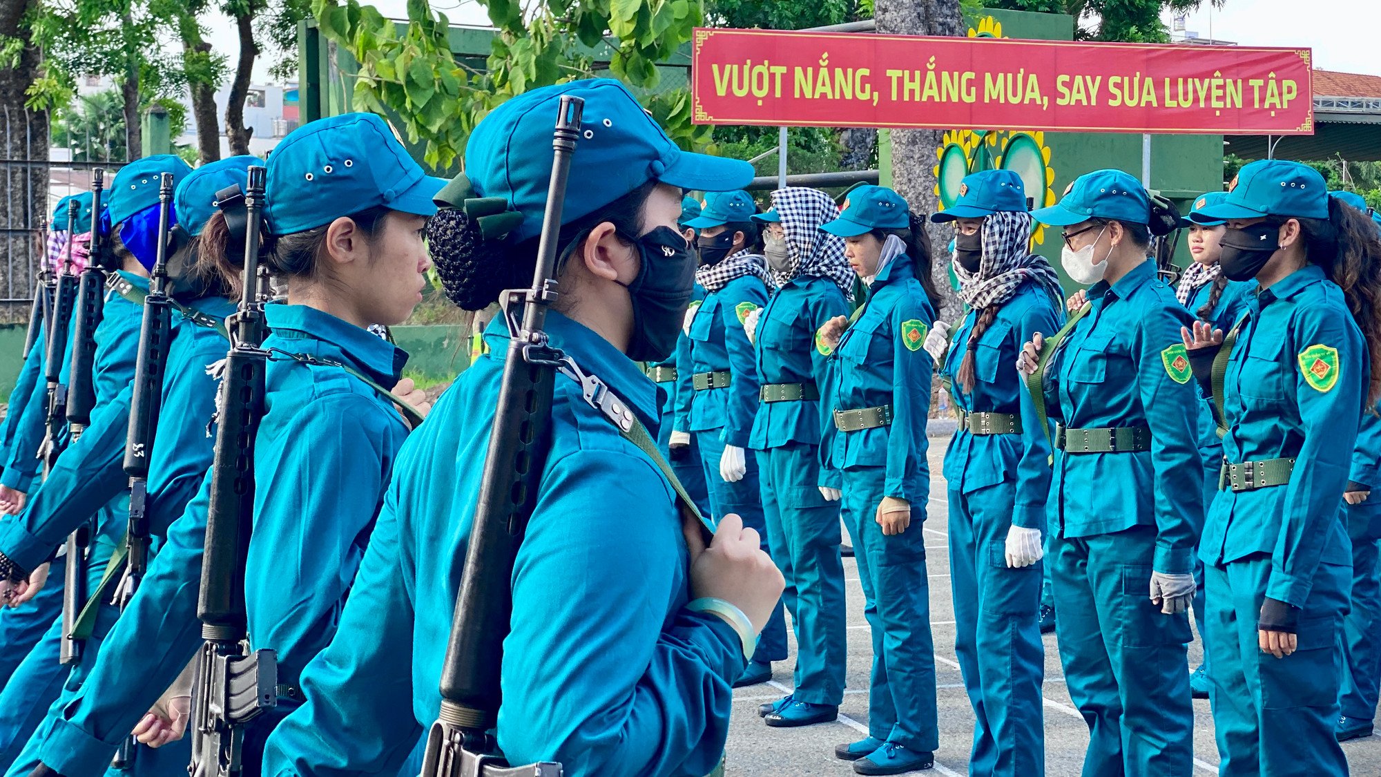 Nữ dân quân hăng say luyện tập hai buổi mỗi ngày.