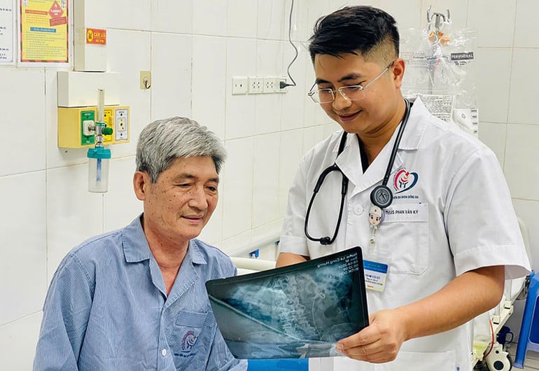 Bác sĩ Bệnh viện đa khoa Đống Đa, Hà Nội khám, tư vấn sức khỏe cho người cao tuổi trong mùa nắng nóng. (Ảnh: LÊ TẤN)