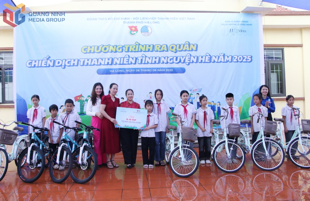 สหภาพเยาวชนเมืองฮาลองและหน่วยงานที่เกี่ยวข้องมอบจักรยานจำนวน 10 คันให้กับนักเรียนที่ด้อยโอกาสของโรงเรียนประถมศึกษาและมัธยมศึกษาฮัวบิ่ญ