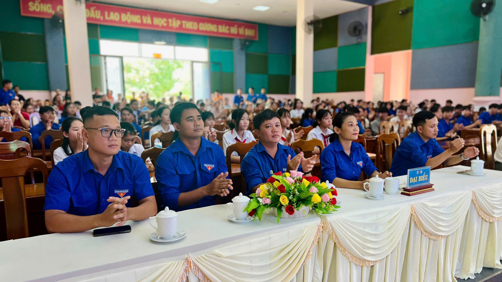 Đoàn viên, thanh niên và các em học sinh tham gia chương trình
