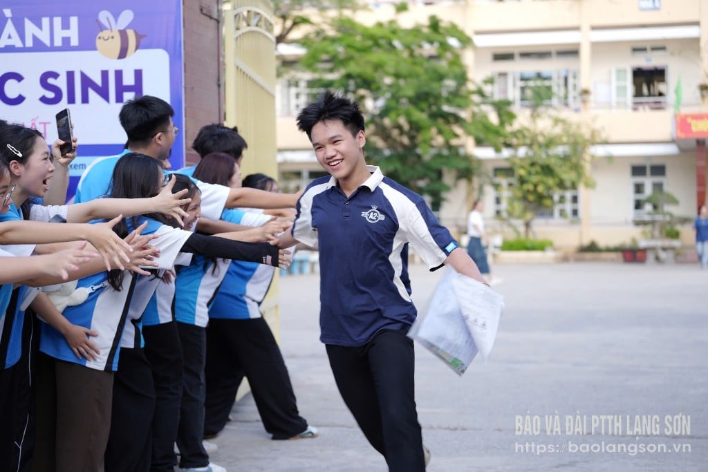 Thí sinh thi chuyên phấn khởi rời khởi phòng thi