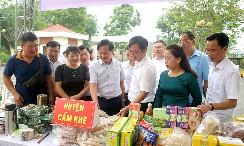 Các đại biểu thăm quan các gian hàng trưng bày sản phẩm nông sản tiêu biểu.jpg