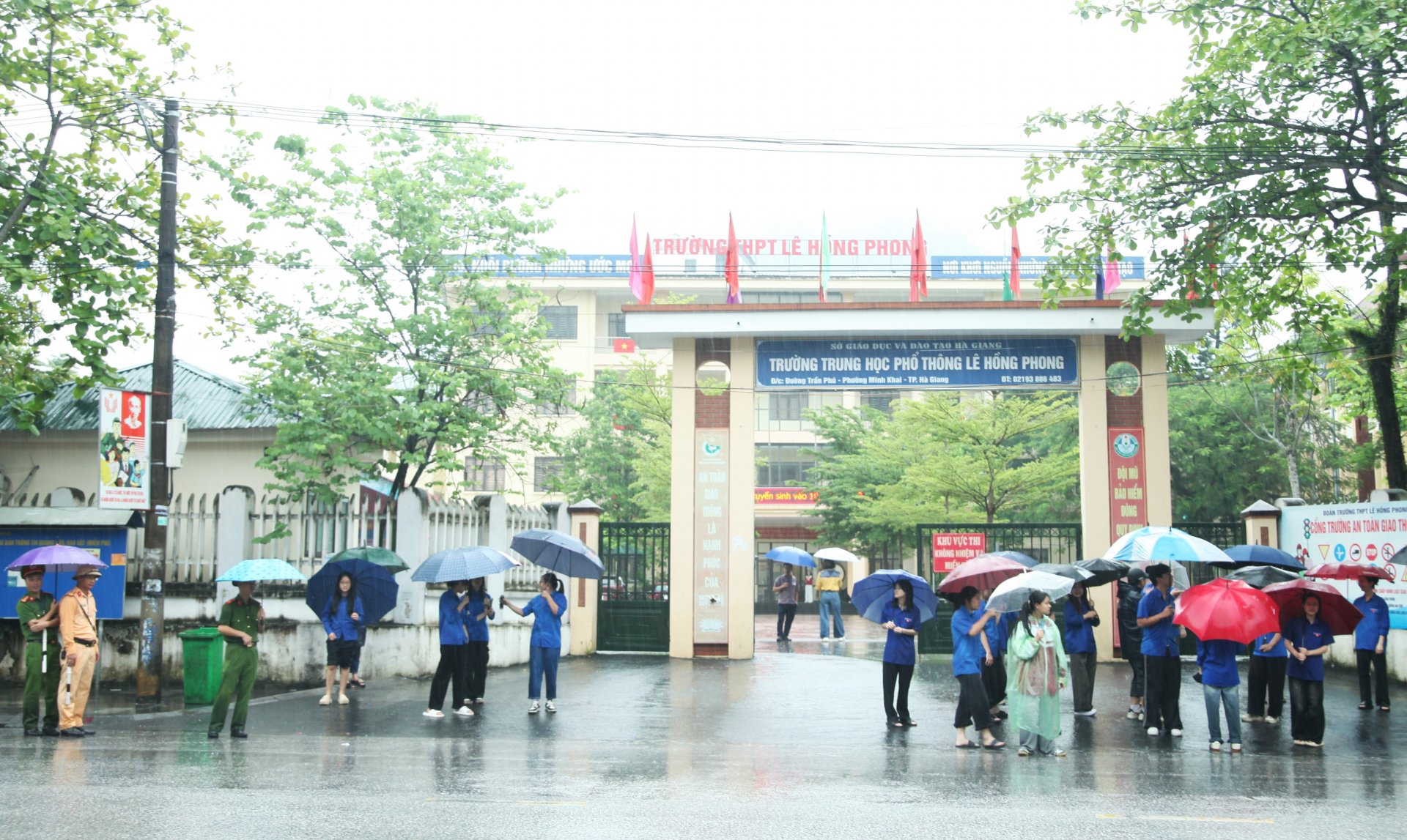 Sáng 5.6, mặc dù thành phố Hà Giang mưa lớn nhưng lực lượng chức năng và các tình nguyện viên luôn ứng trực để hỗ trợ tối đa cho thí sinh.