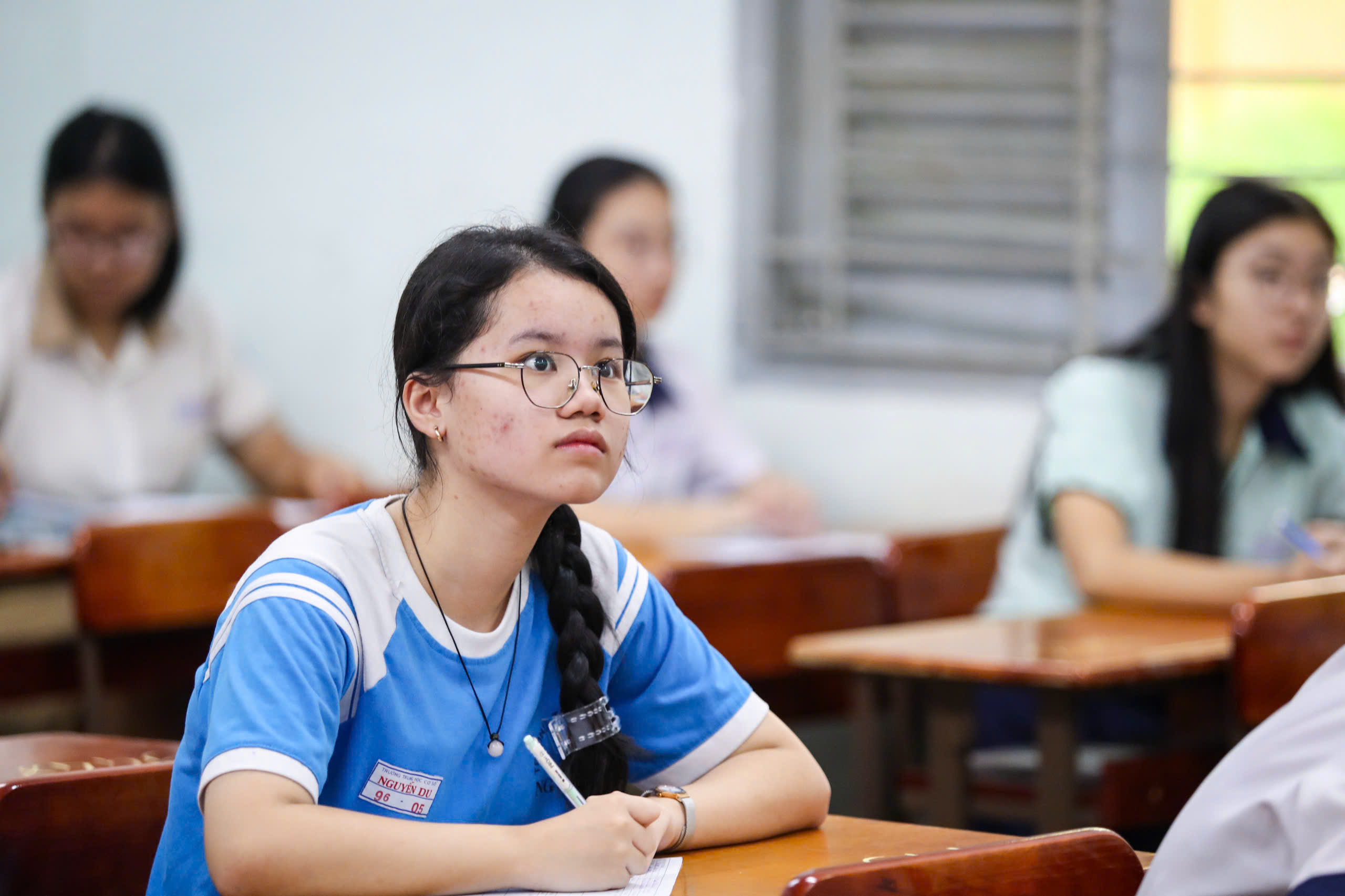 Những hình ảnh đầy cảm xúc, học sinh TP.HCM chính thức thi lớp 10 chương trình mới - Ảnh 14.