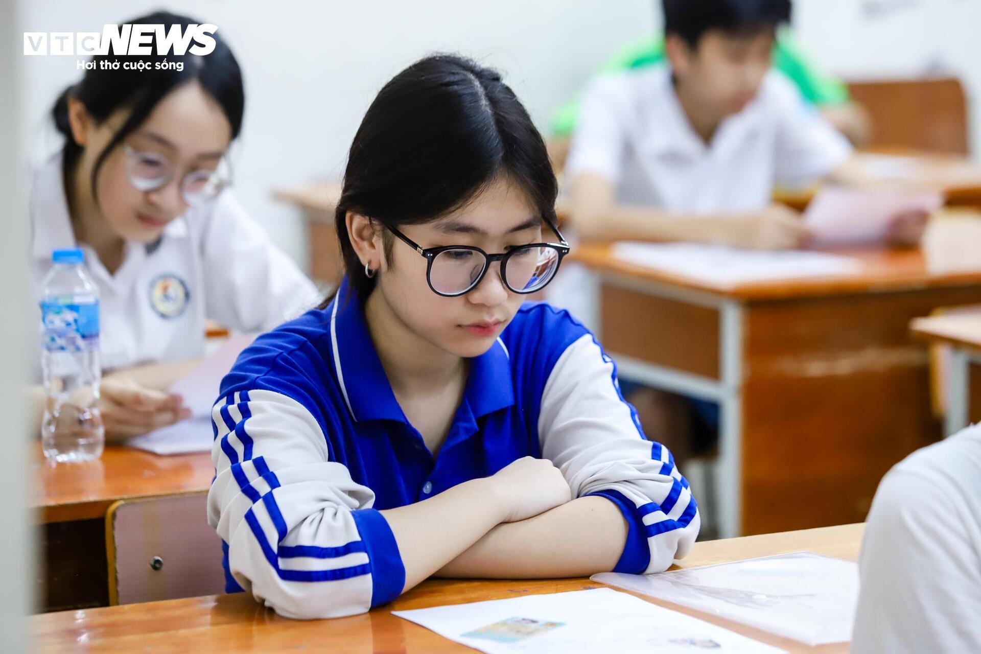 Hanoi students enter the most stressful 10th grade exam in the country - 10