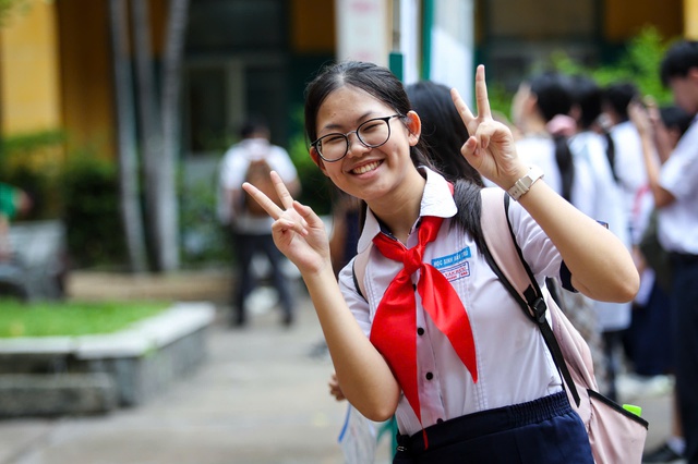 Xong môn tiếng Anh thi lớp 10, thí sinh TP.HCM chắc nịch: 'Không 10 hơi phí!' - Ảnh 1.