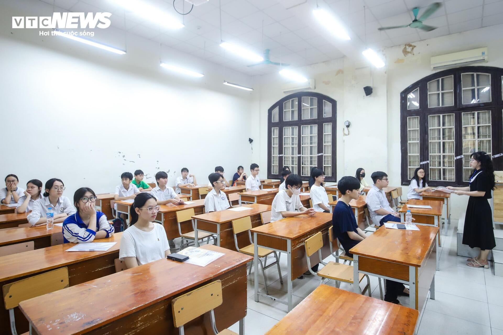 Hanoi students enter the most stressful 10th grade exam in the country - 9
