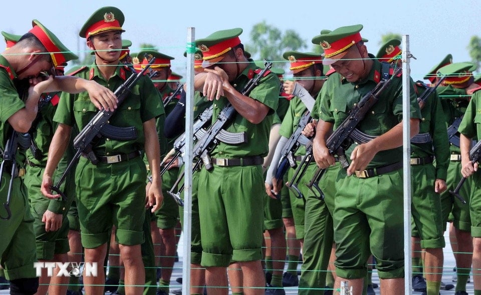 ក្នុងប៉ុន្មានថ្ងៃថ្មីៗនេះ អាកាសធាតុក្តៅនៅទីក្រុងហាណូយ បានធ្វើឱ្យសិក្ខាកាម និងទាហានដែលចូលរួមហ្វឹកហាត់ បែកញើស និងបាត់បង់កម្លាំង។ (រូបថត៖ Pham Kien/VNA)