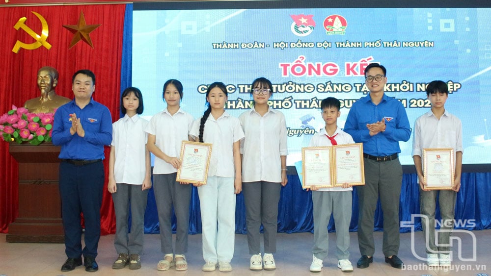 Ban Thường vụ Thành đoàn Thái Nguyên trao giải cho các nhóm tác giả đoạt giải Cuộc thi Ý tưởng sáng tạo, ý tưởng khởi nghiệp thanh thiếu nhi TP. Thái Nguyên năm 2025.