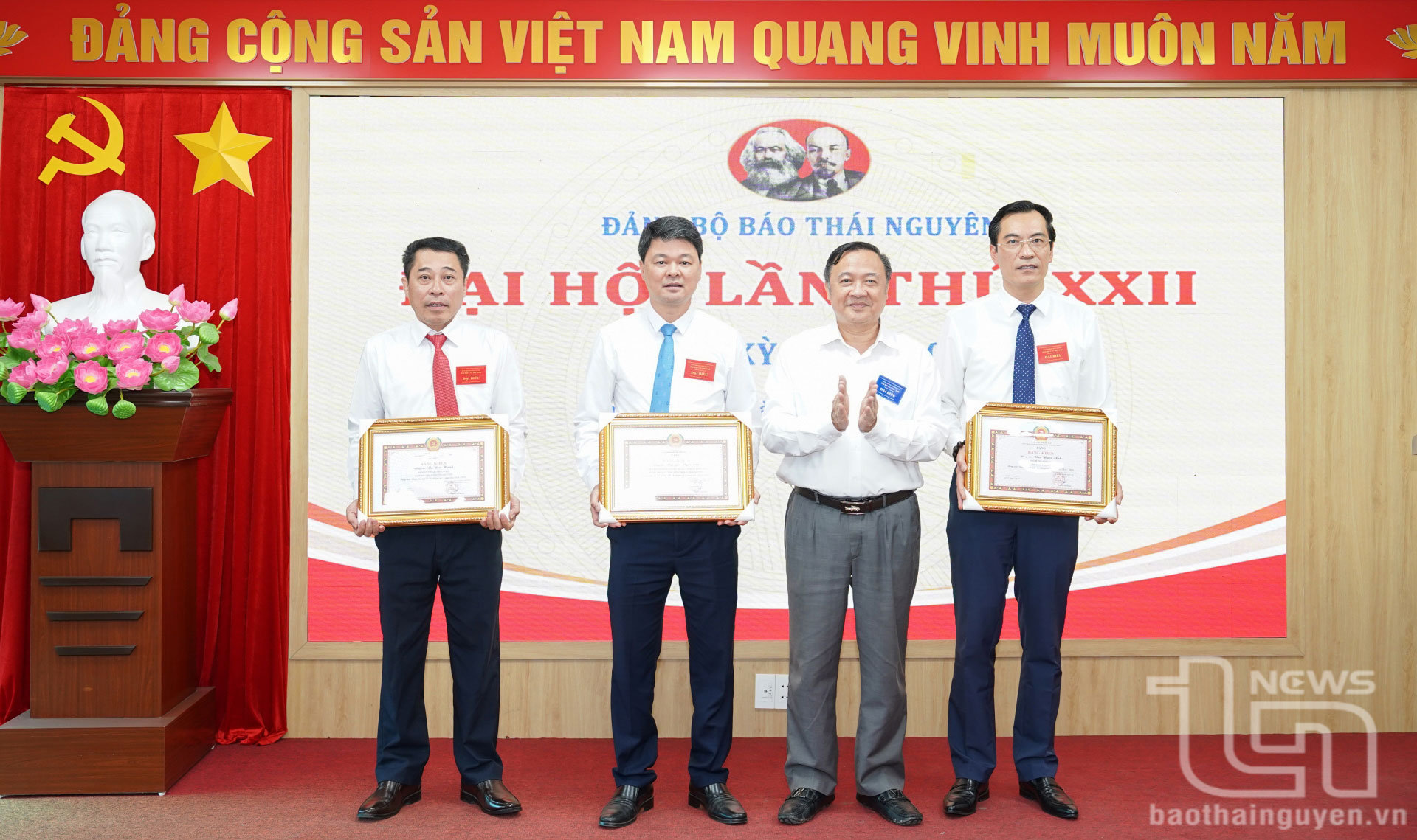 The Executive Committee of the Thai Nguyen Provincial Party Committee awarded certificates of merit to the leaders of Thai Nguyen Newspaper who are Party members who have excellently completed their tasks for 5 consecutive years (2020-2024).