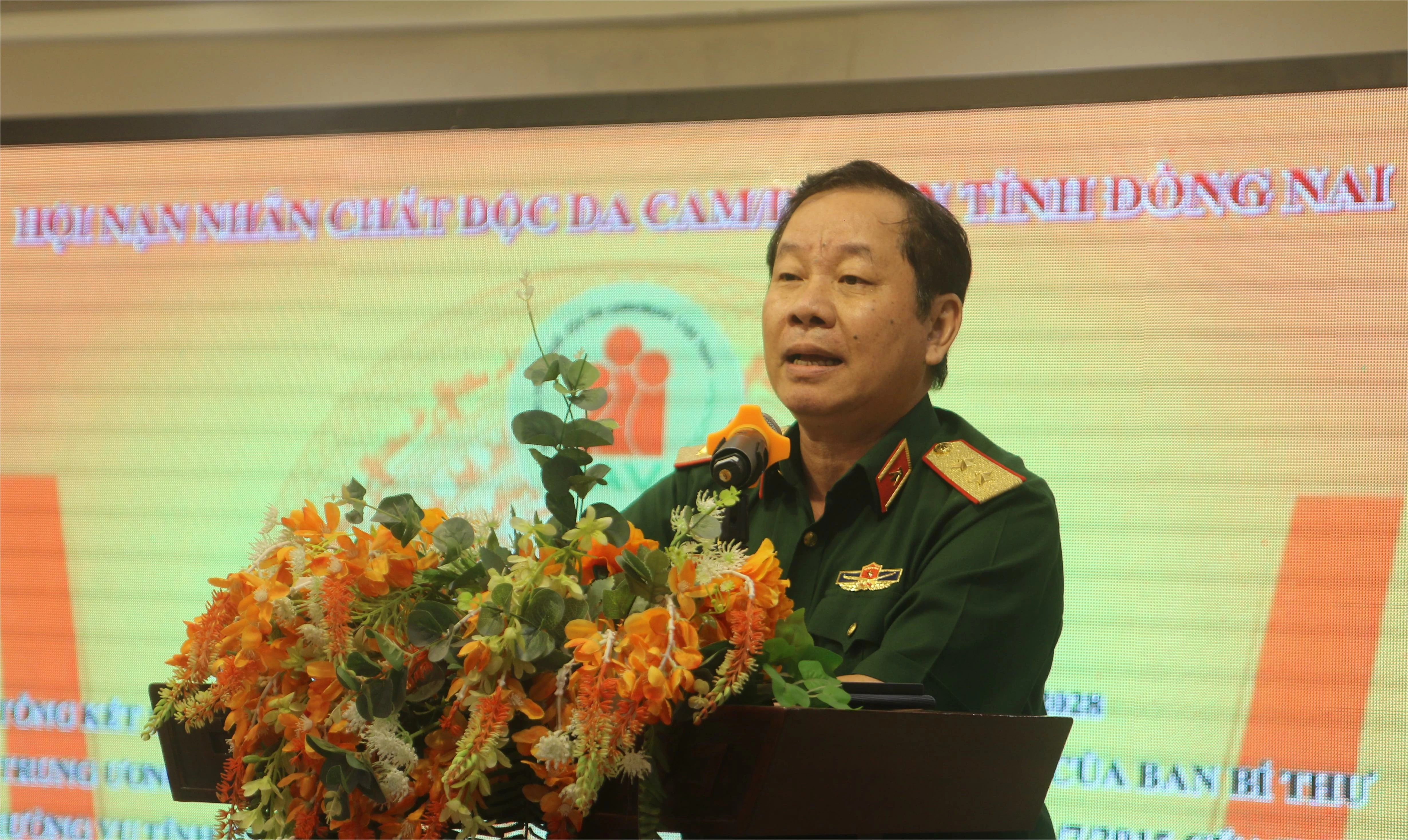 Generalleutnant Nguyen Huu Chinh, Vorsitzender der Vietnamesischen Vereinigung der Opfer von Agent Orange/Dioxin, spricht auf der Konferenz. Foto: Song Thao