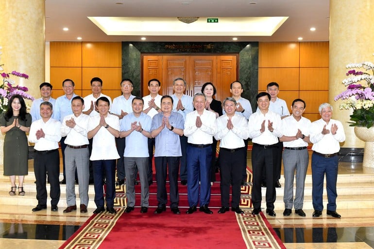 Tổng Bí thư Tô Lâm với các đồng chí thành viên Ban Chỉ đạo tham dự phiên họp. (Ảnh ĐĂNG KHOA)