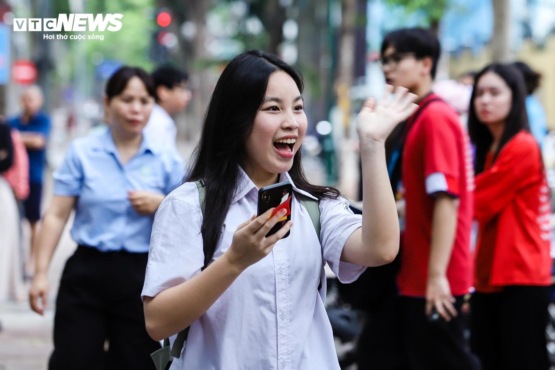 Hanoi students enter the most stressful 10th grade exam in the country - 4