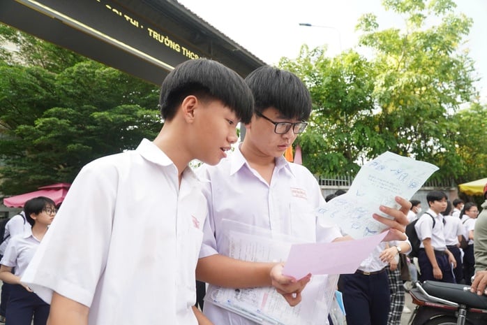 Kết thúc môn thi ngoại ngữ: Người thở phào, người thở dài  - Ảnh 1.