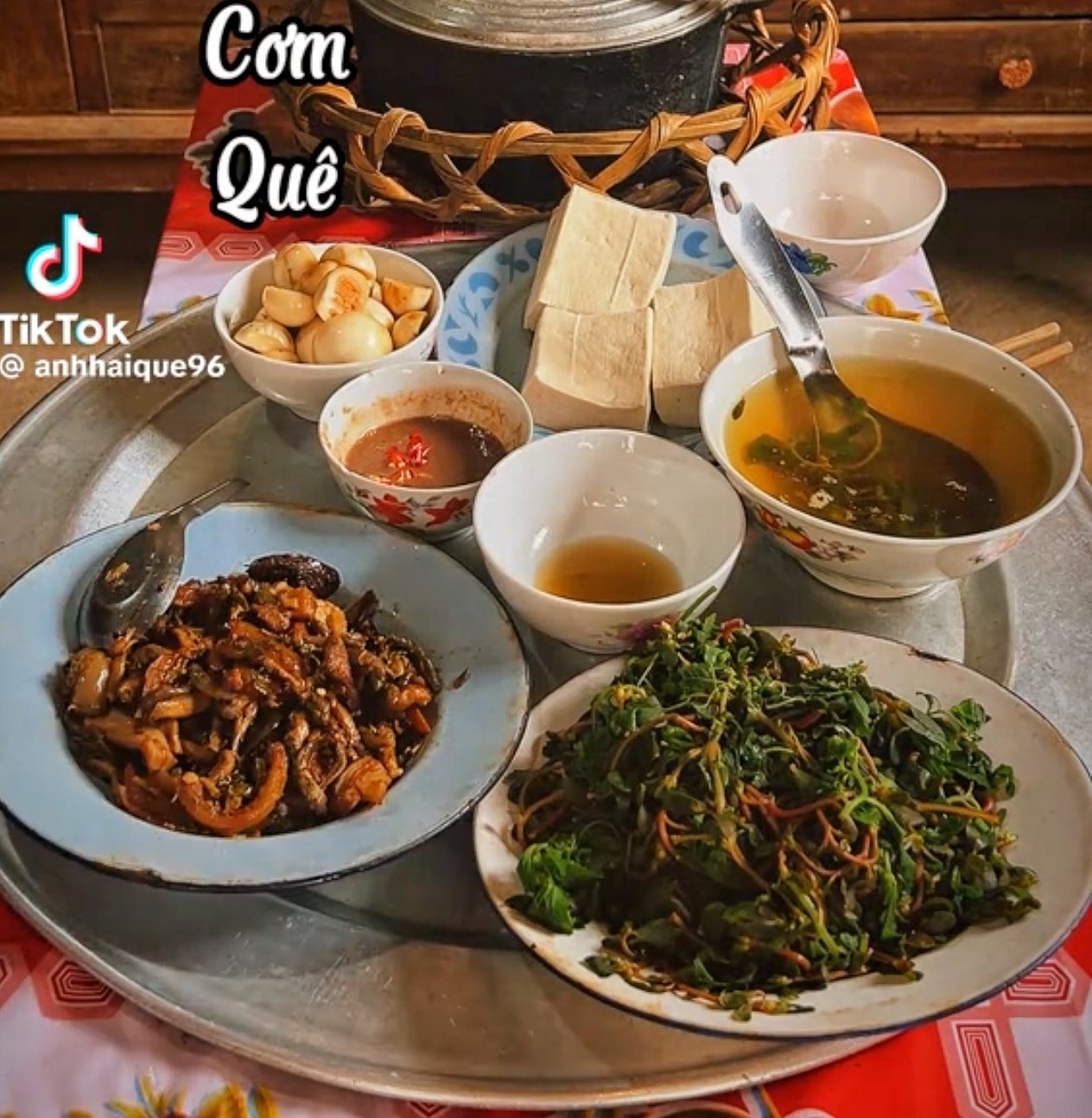 Cơm quê triệu view: Chàng trai Hải Phòng gợi ký ức tuổi thơ qua món ăn dân dã - Ảnh 1.