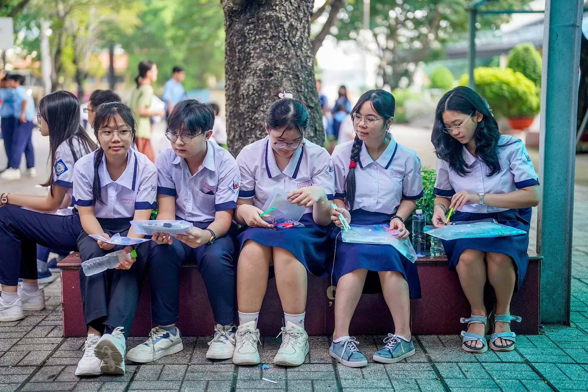 HCMC: ผู้ปกครองกอดให้กำลังใจบุตรหลานก่อนสอบวรรณคดีชั้นปีที่ 10 ภาพที่ 8