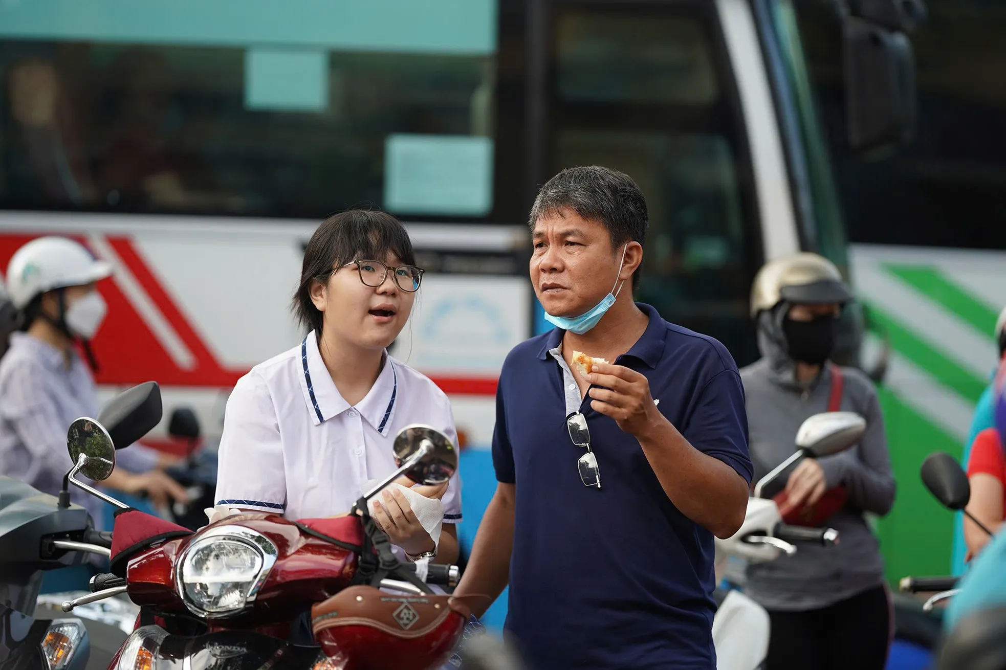 HCMC: ผู้ปกครองกอดให้กำลังใจลูกๆ ก่อนสอบวรรณคดีชั้น ม.4 ภาพที่ 7