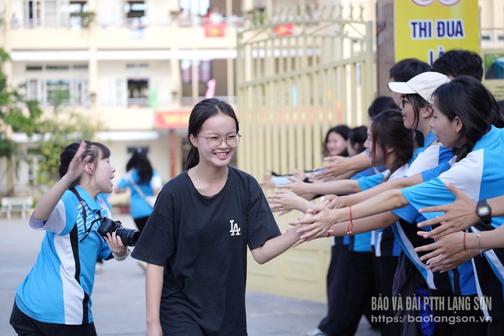 Thí sinh thi chuyên rạng rỡ rời khỏi phòng thi