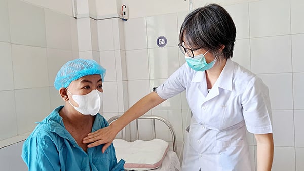 TS.BS Trần Thị Thanh Hương thăm khám cho bệnh nhân Hà Thị A.T sau khi được ghép tế bào gốc tự thân.