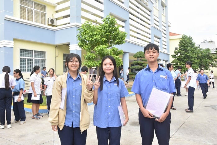 Kết thúc môn thi ngoại ngữ: Người thở phào, người thở dài  - Ảnh 4.