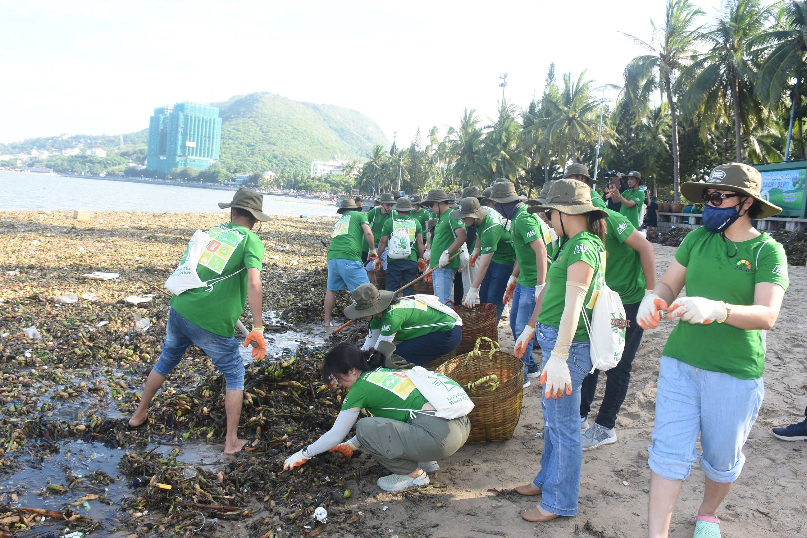 Cán bộ, người lao động cảng Baria Serece, KCN Phú Mỹ 1 tham gia thu gom rác đại dương tại bờ biển Bãi Trước (TP.Vũng Tàu).