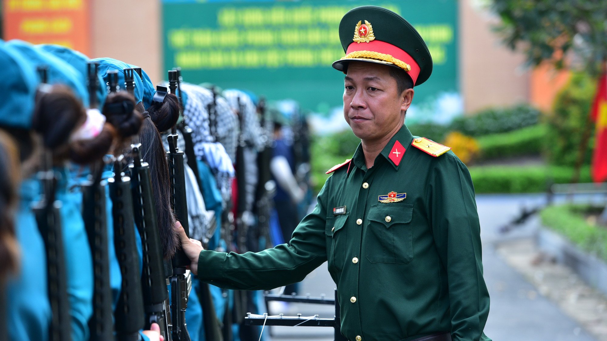 Sĩ quan Trường Quân sự kiểm tra từng động tác của nữ dân quân.
