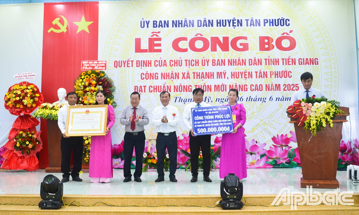 Đồng chí Nguyễn Ngọc Trầm và đồng chí Trần Hoàng Nhật Nam, Phó Giám đốc Sở Nông nghiệp và Môi trường tỉnh Tiền Giang trao Bằng công nhận xã đạt chuẩn NTM nâng cao và Bảng tượng trưng tặng công trình phúc lợi 500 triệu đồng cho xã Thạnh Mỹ.