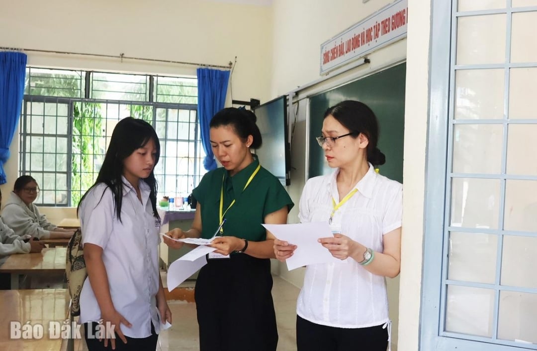 Thí sinh làm thủ tục dự thi tại Hội đồng coi thi Trường THPT Hồng Đức. 