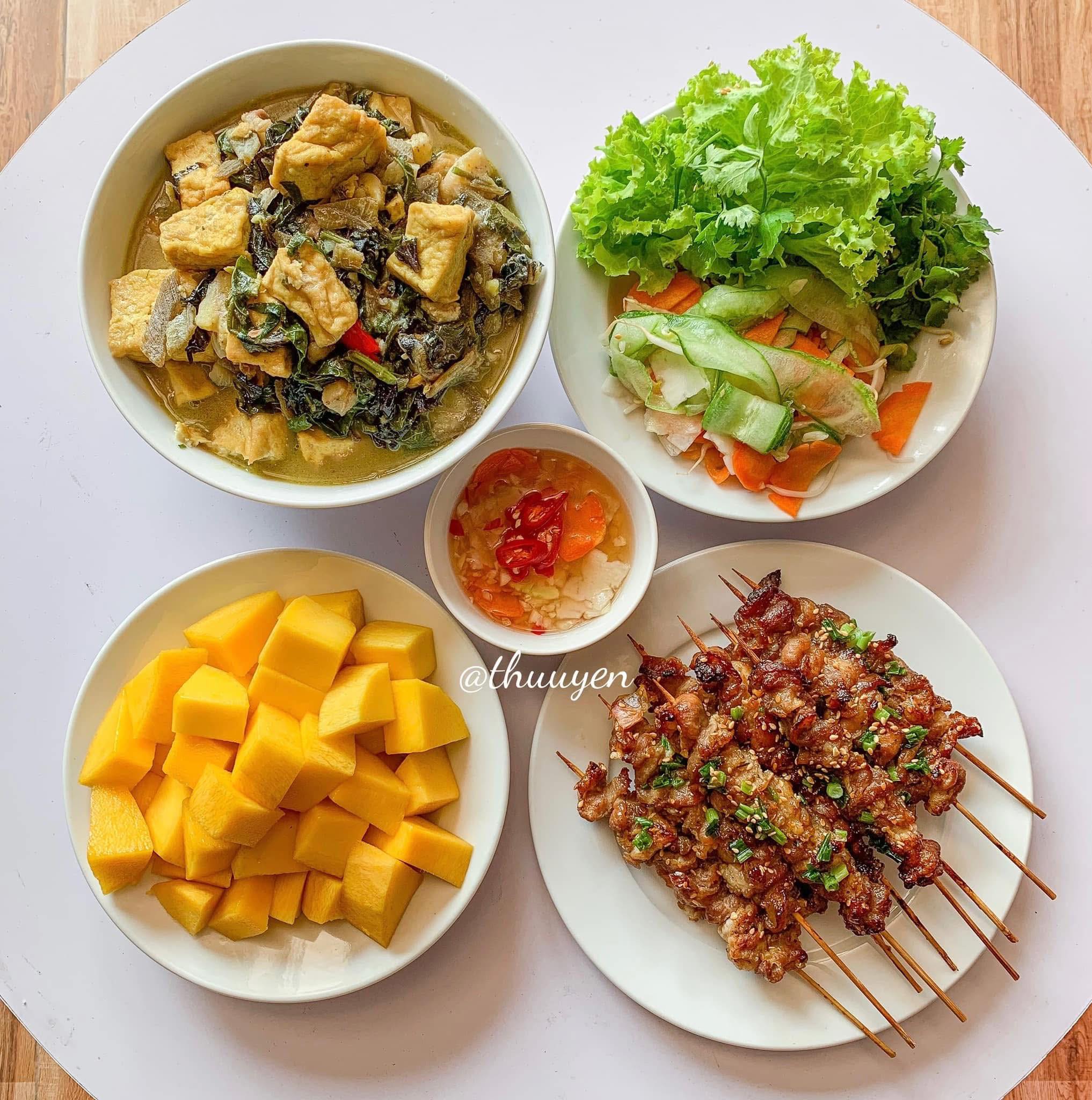 Muốn ăn ngon đủ chất mà không lăn tăn nghĩ món - lưu ngay 15 mâm cơm 'xịn sò' này- Ảnh 5.