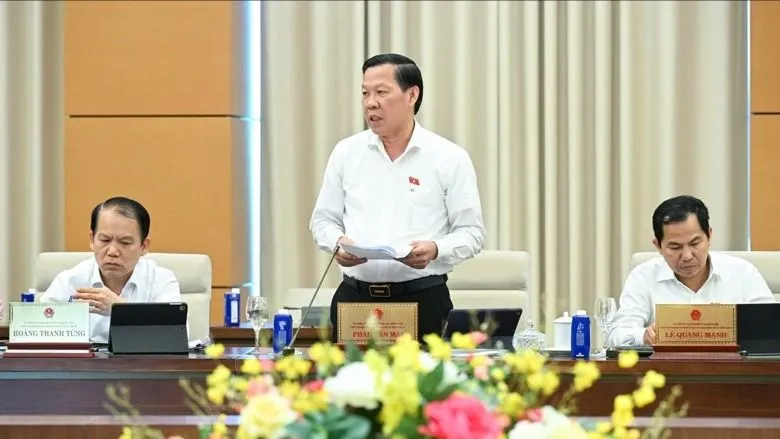 경제금융위원회 위원장인 판 반 마이가 회의에서 보고를 했습니다.
