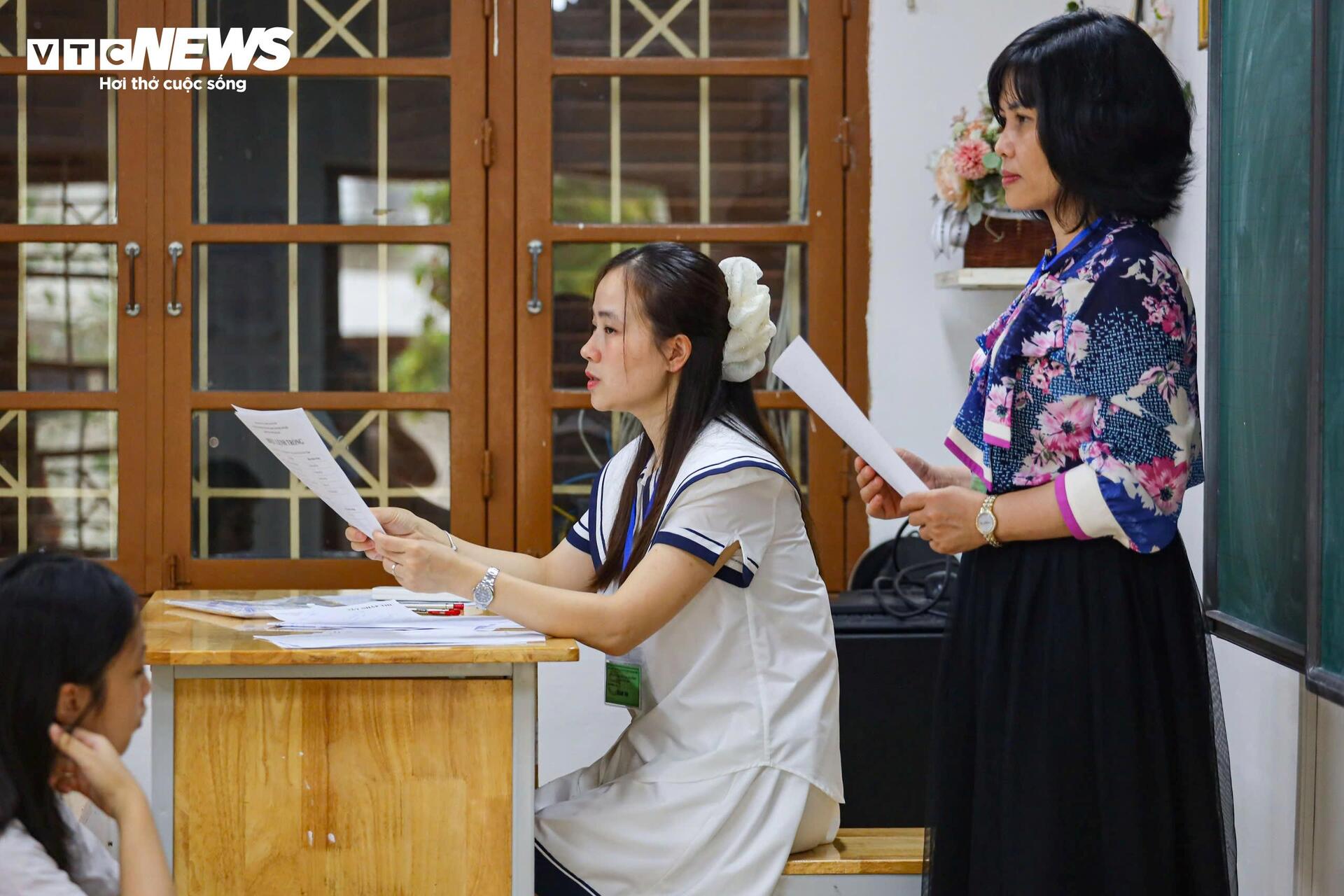 Hanoi students enter the most stressful 10th grade exam in the country - 19