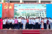 Des enseignants et des élèves d'écoles secondaires de haute qualité de la province de Nam Dinh ont assisté à la « journée de consultation d'admission en 10e année » pour l'année scolaire 2025-2026, au lycée pour surdoués Le Hong Phong.