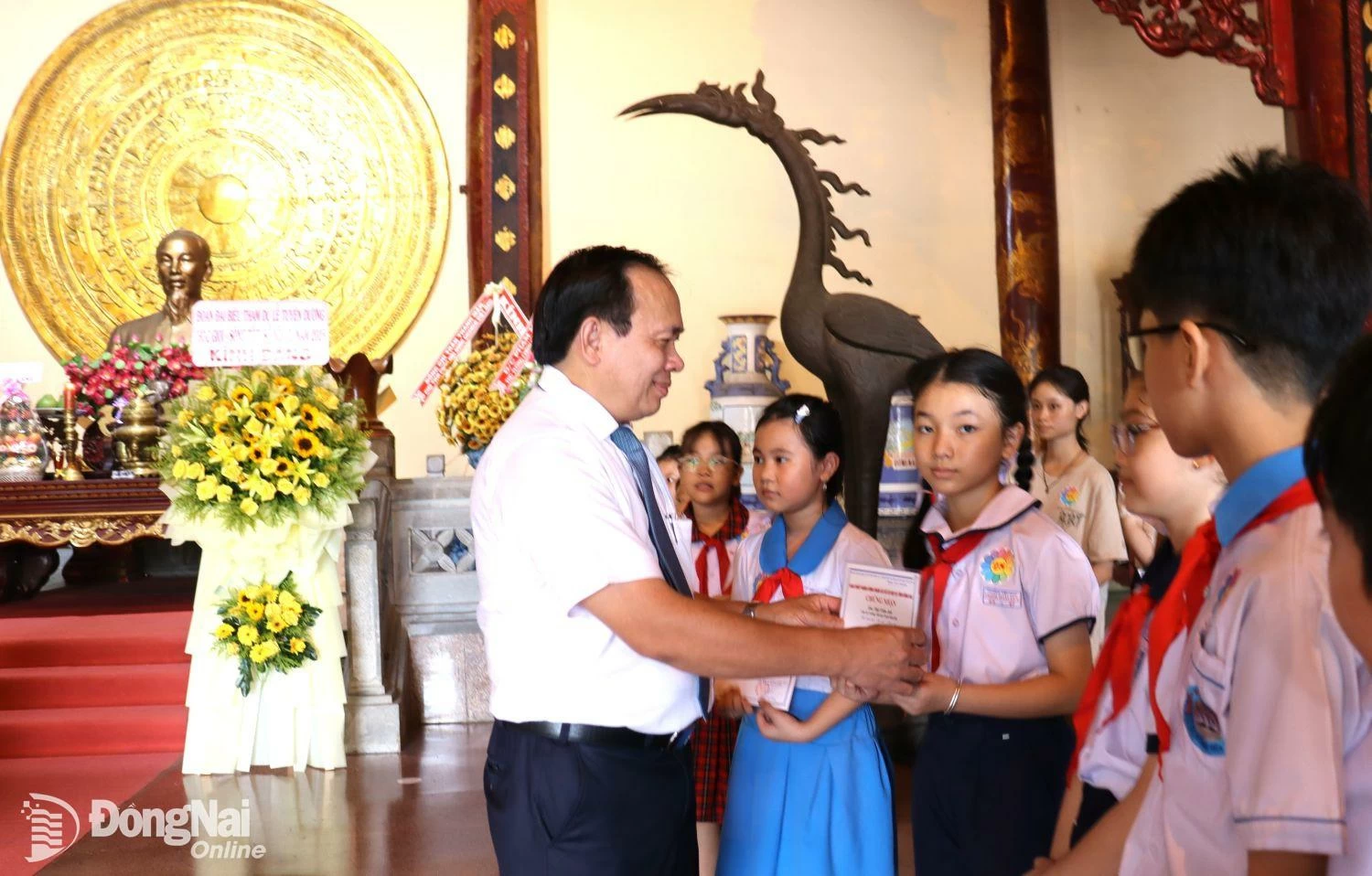 El subdirector del Departamento del Interior, Ha Thanh Tung, elogió a los niños que estudiaron bien y vivieron bien. Foto: Nguyet Ha