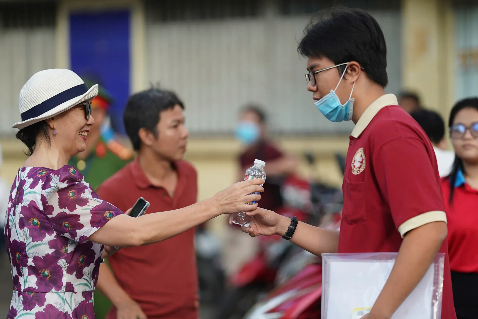 HCMC: ผู้ปกครองกอดให้กำลังใจบุตรหลานก่อนสอบวรรณคดีชั้น ม.4 ภาพที่ 5