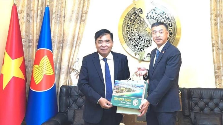 pct-tt-doan-ngoc-lam-tang-qua-cho-dai-su-vn-tai-cong-hoa-sec.jpg