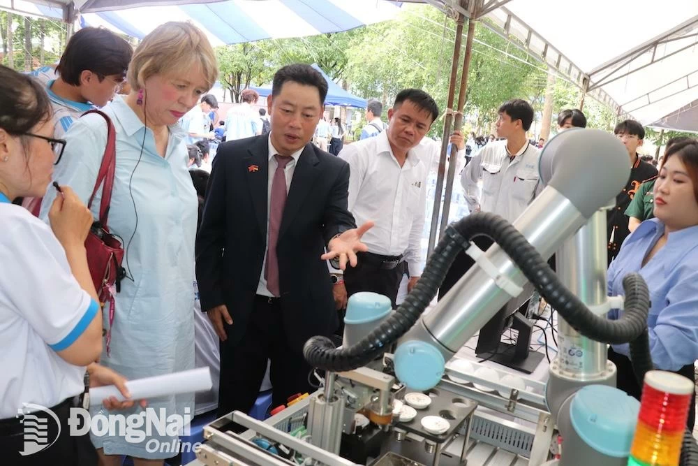 Các đại biểu tham quan gian hàng giới thiệu nghề nghiệp đang đào tạo tại Trường cao đẳng Công nghệ quốc tế Lilama 2. Ảnh: Hải Yến