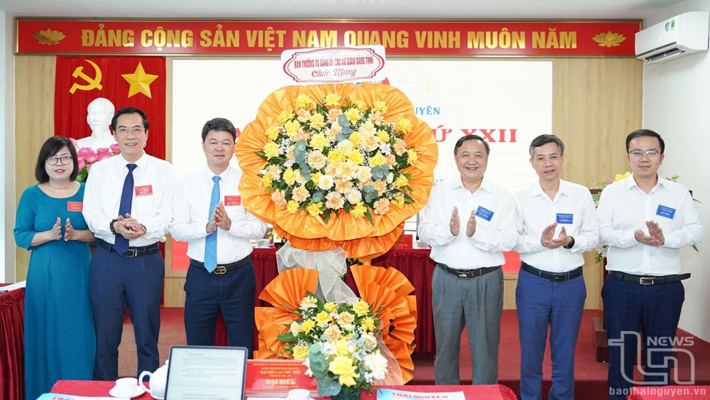 Comrade: Hoang Anh Trung, Deputy Secretary of the Party Committee of the Provincial Party Agencies