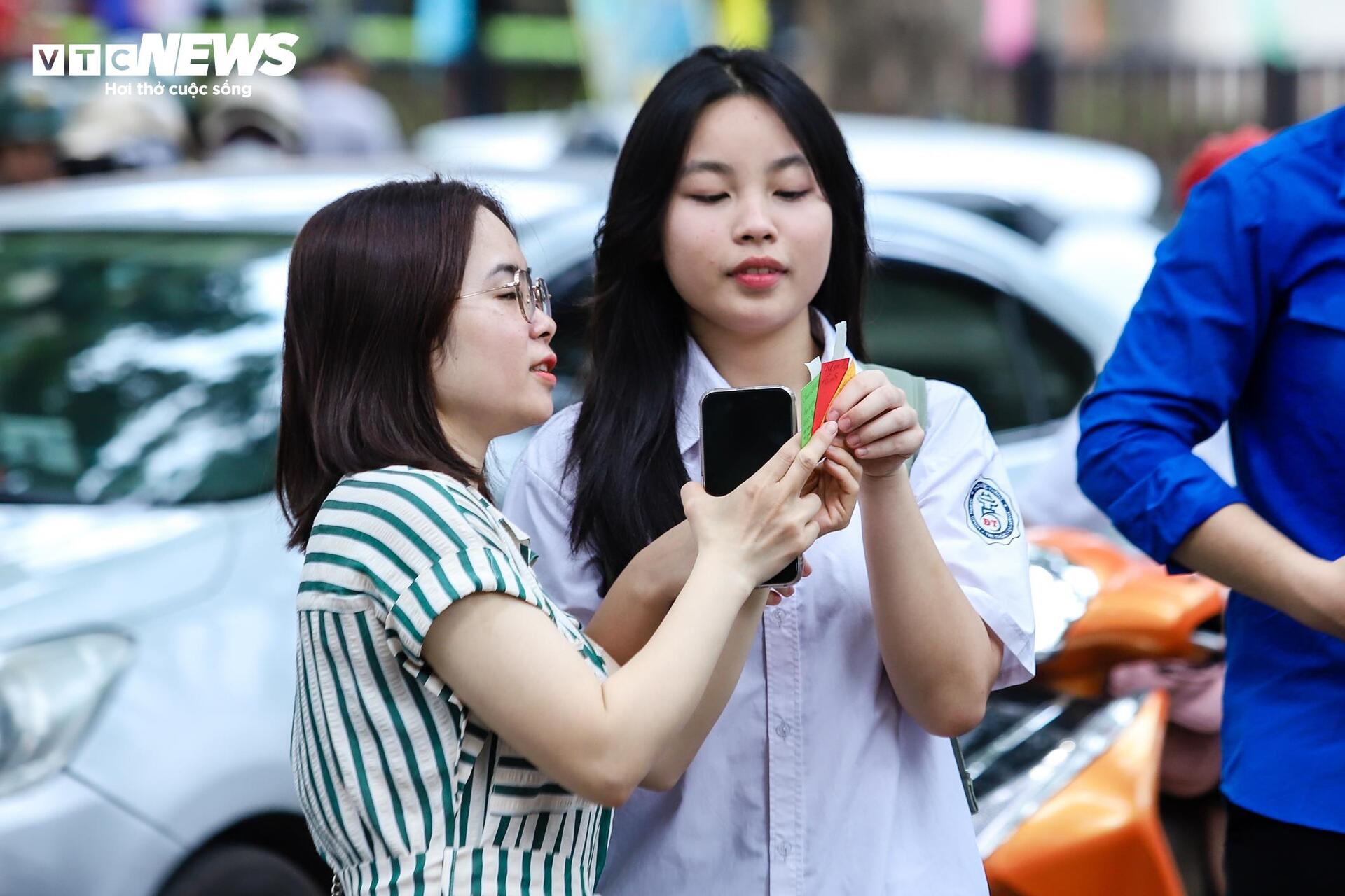 Hanoi students enter the most stressful 10th grade exam in the country - 5