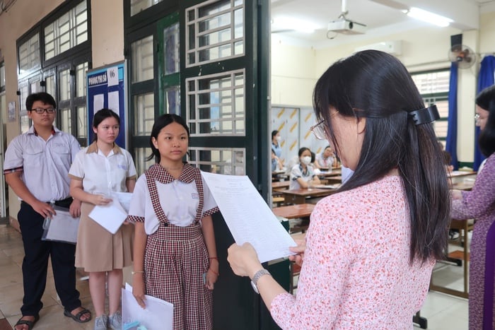 Thi vào lớp 10 TPHCM: Hơn 76.000 thí sinh bắt đầu thi môn đầu tiên - Ngữ văn- Ảnh 6.